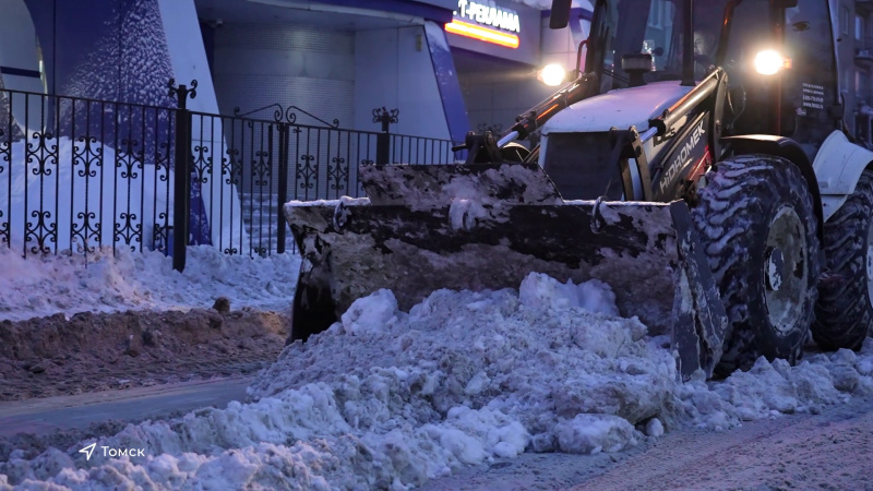 Коммунальщики круглосуточно расчищают город от снега. Томское время | Телеканал