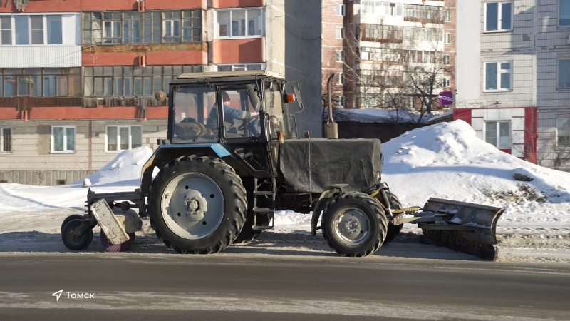 Коммунальщики ежедневно работают над очисткой дорог от снега. Томское время | Телеканал