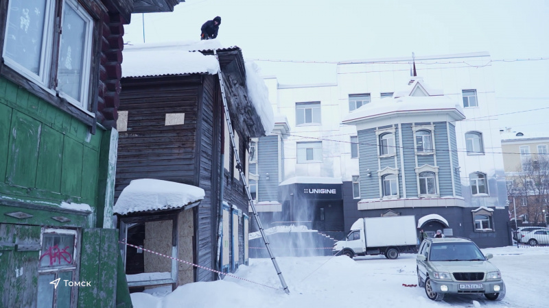 В Томске продолжается чистка снега с крыш домов. Томское время | Телеканал