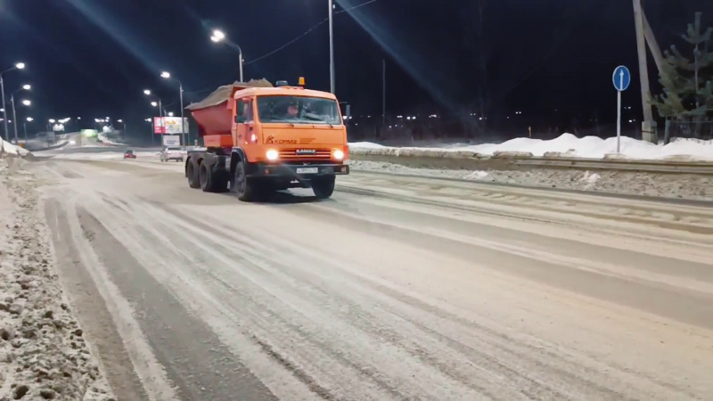 Томские коммунальщики продолжают антигололедную обработку дорог. Томское время | Телеканал