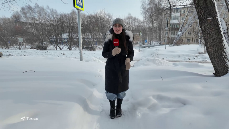 Коммунальщики продолжают устранять снег в городских дворах Томска. Томское время | Телеканал